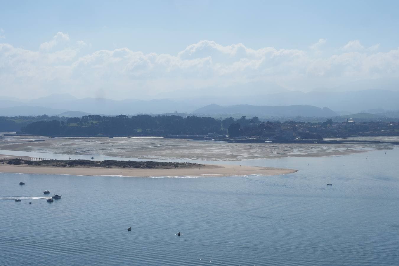 Las gran bajamar deja al descubierto los páramos de la bahía de Santander.