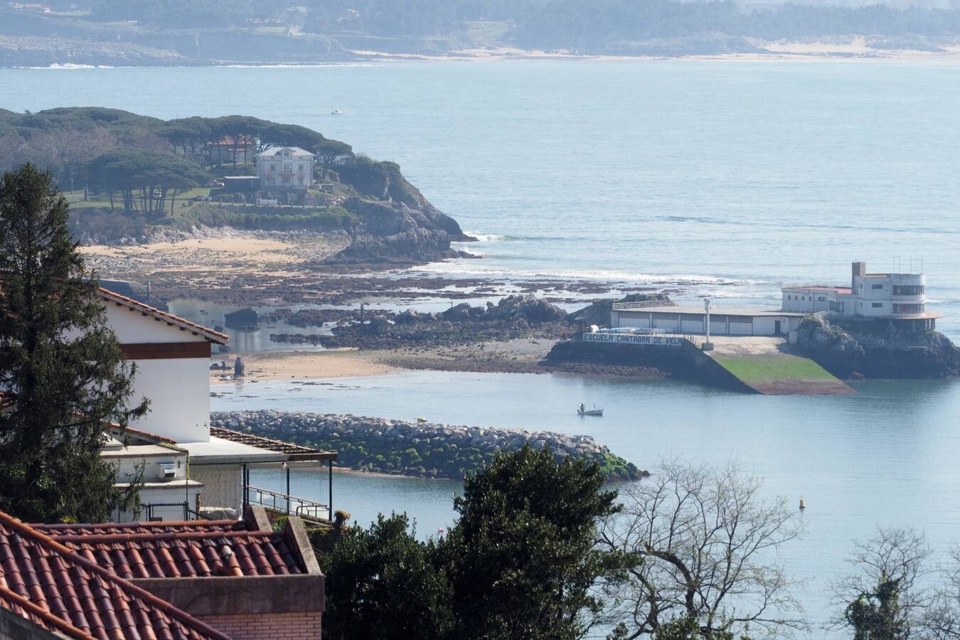 Las gran bajamar deja al descubierto los páramos de la bahía de Santander.