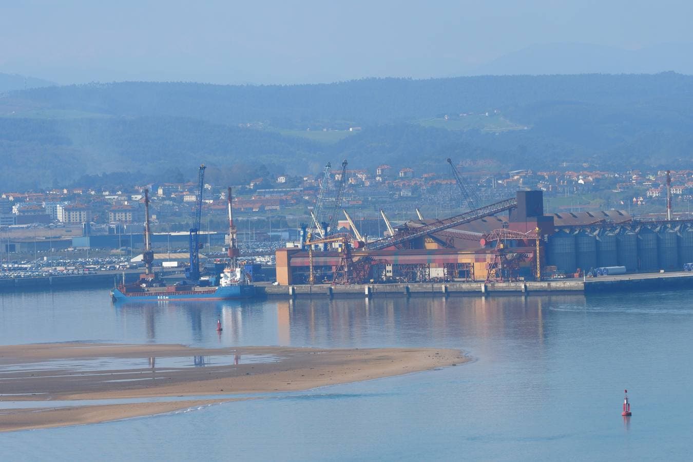 Las gran bajamar deja al descubierto los páramos de la bahía de Santander.