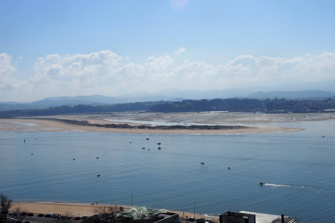 Las gran bajamar deja al descubierto los páramos de la bahía de Santander.