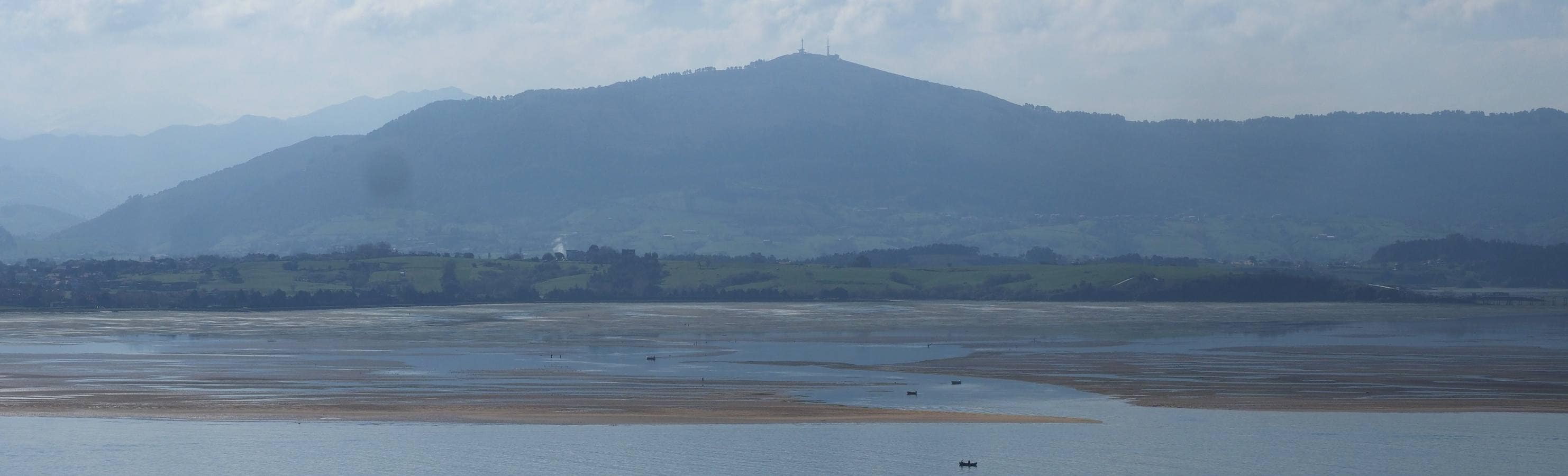 Las gran bajamar deja al descubierto los páramos de la bahía de Santander.