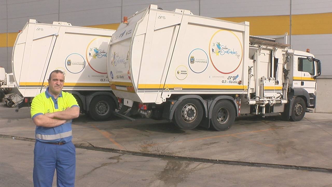 Javier Cea, trabajador del servicio de recogida de basuras de Santander. 
