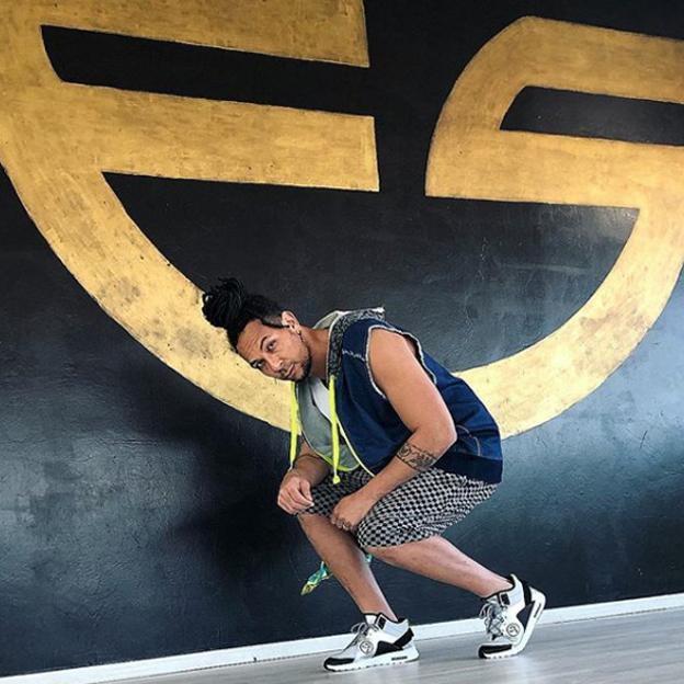 Edward Sánchez, instructor y cantante de zumba.