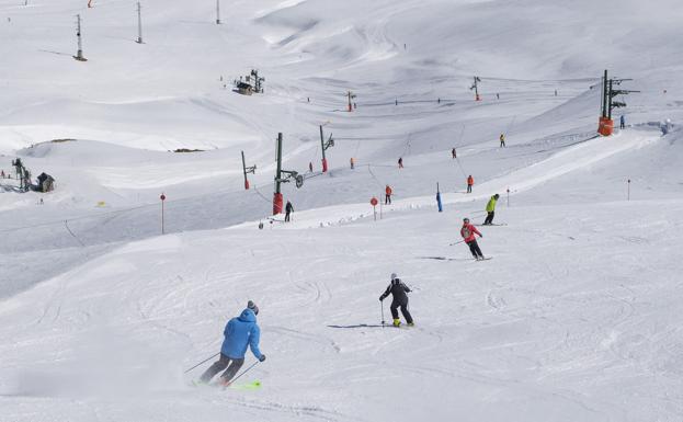 En la estación de Formigal-Panticosa siguen siendo muchos los aficionaos que acuden a disfrutar de las pistas