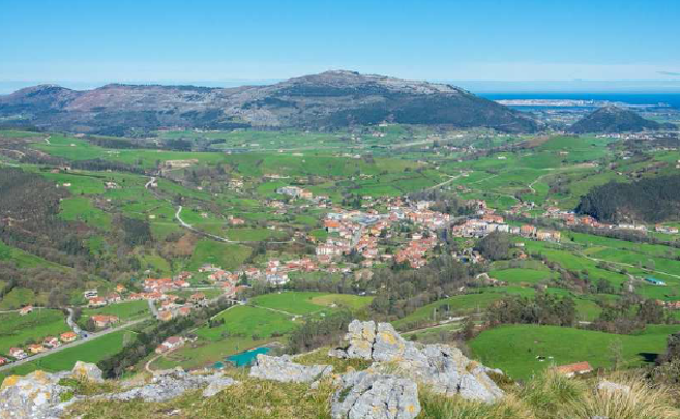 Vistas desde Marimón: Al NO, Liérganes, Peña Cabarga y el Castillo, entre ambas Santander y su bahía..