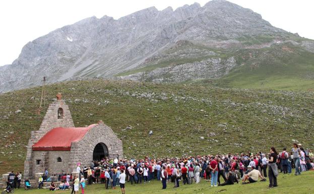 Imagen principal - Invernales de Igüedri (abajo), Pico Valdecoro (abajo) desde éstos, Ermita de la Virgen de la Salud y procesión del día 2 de julio (arriba).