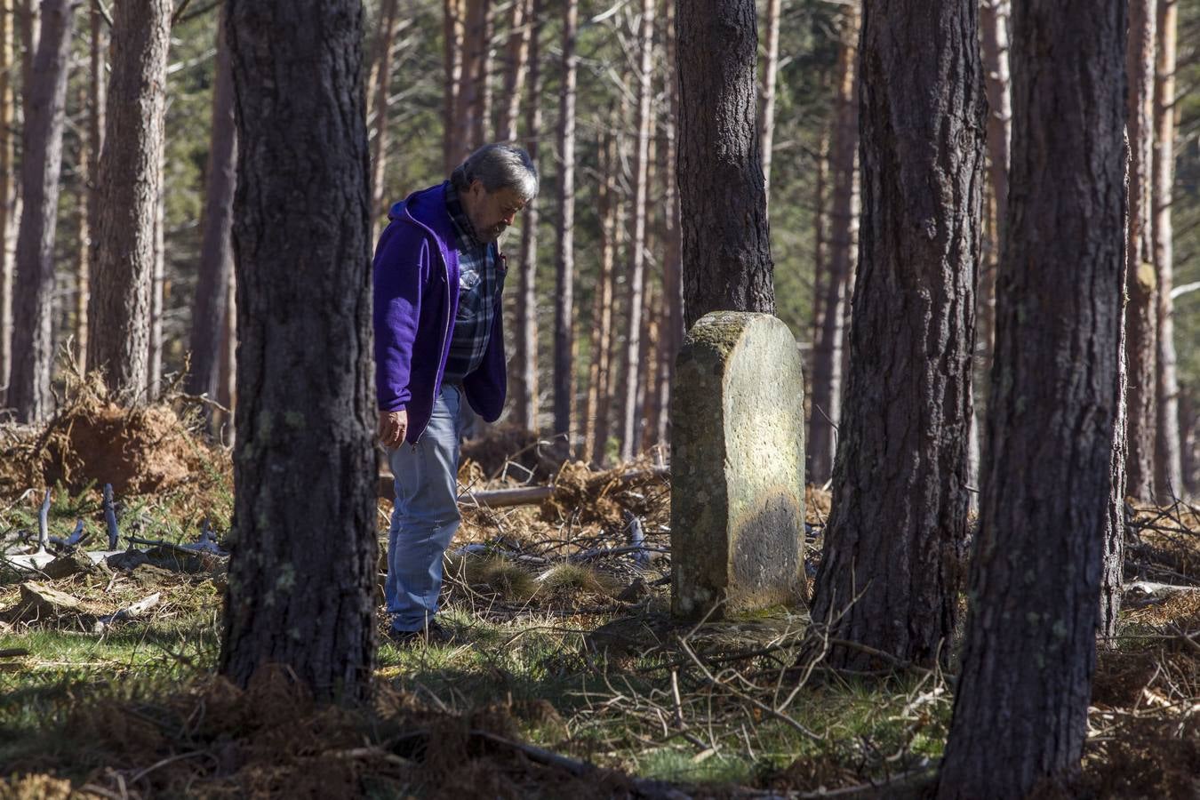 Fotos: Lápidas levantadas en el monte de Santa Juliana en recuerdo de Dominga y Mari Nieves Fernández