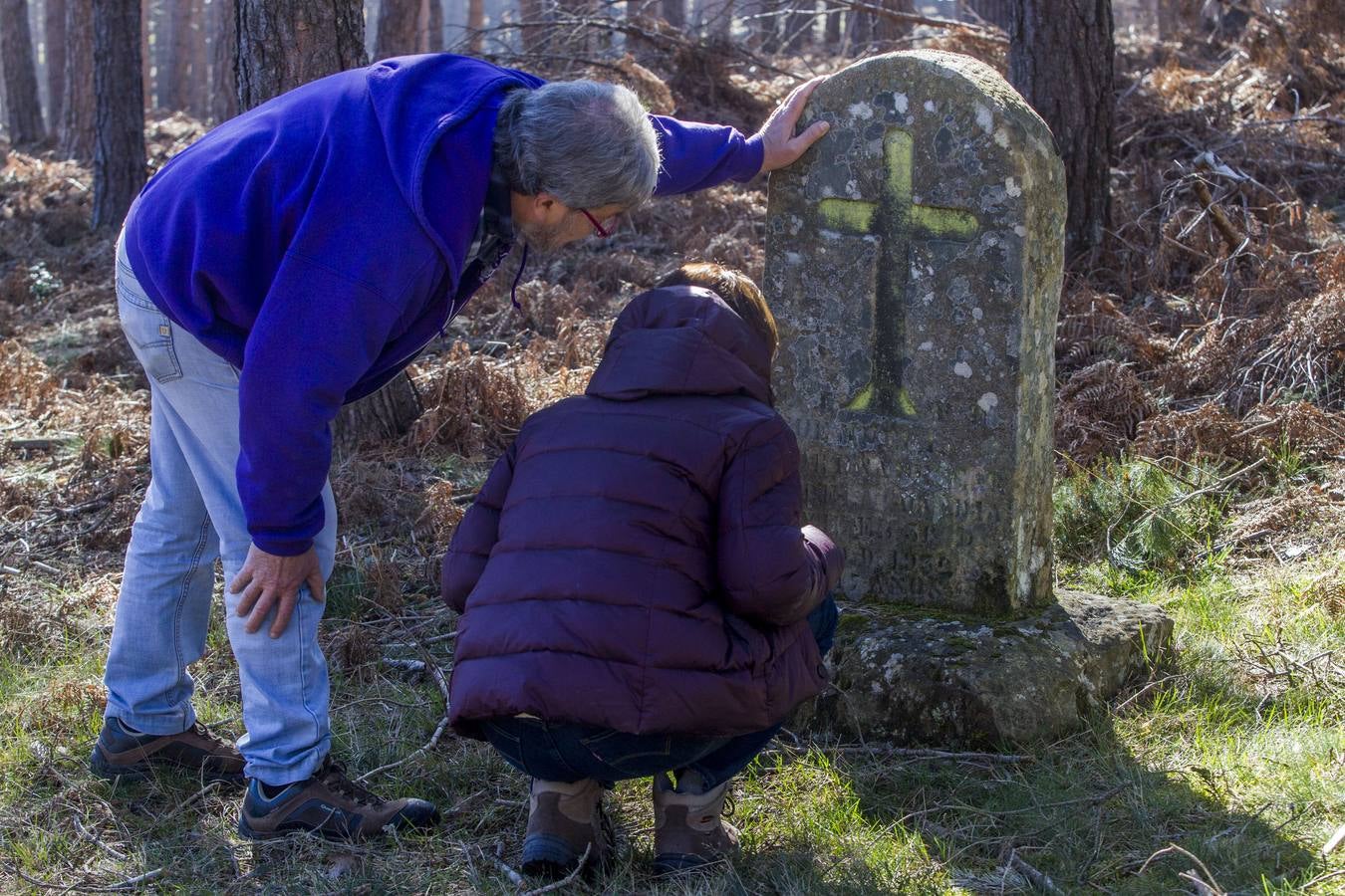 Fotos: Lápidas levantadas en el monte de Santa Juliana en recuerdo de Dominga y Mari Nieves Fernández