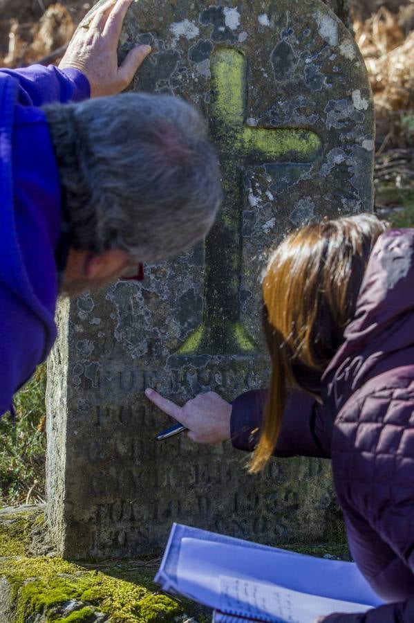 Fotos: Lápidas levantadas en el monte de Santa Juliana en recuerdo de Dominga y Mari Nieves Fernández