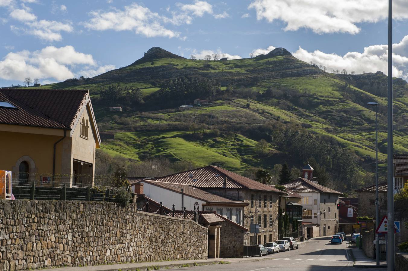 Vista de las Tetas de Liérganes desde el pueblo.