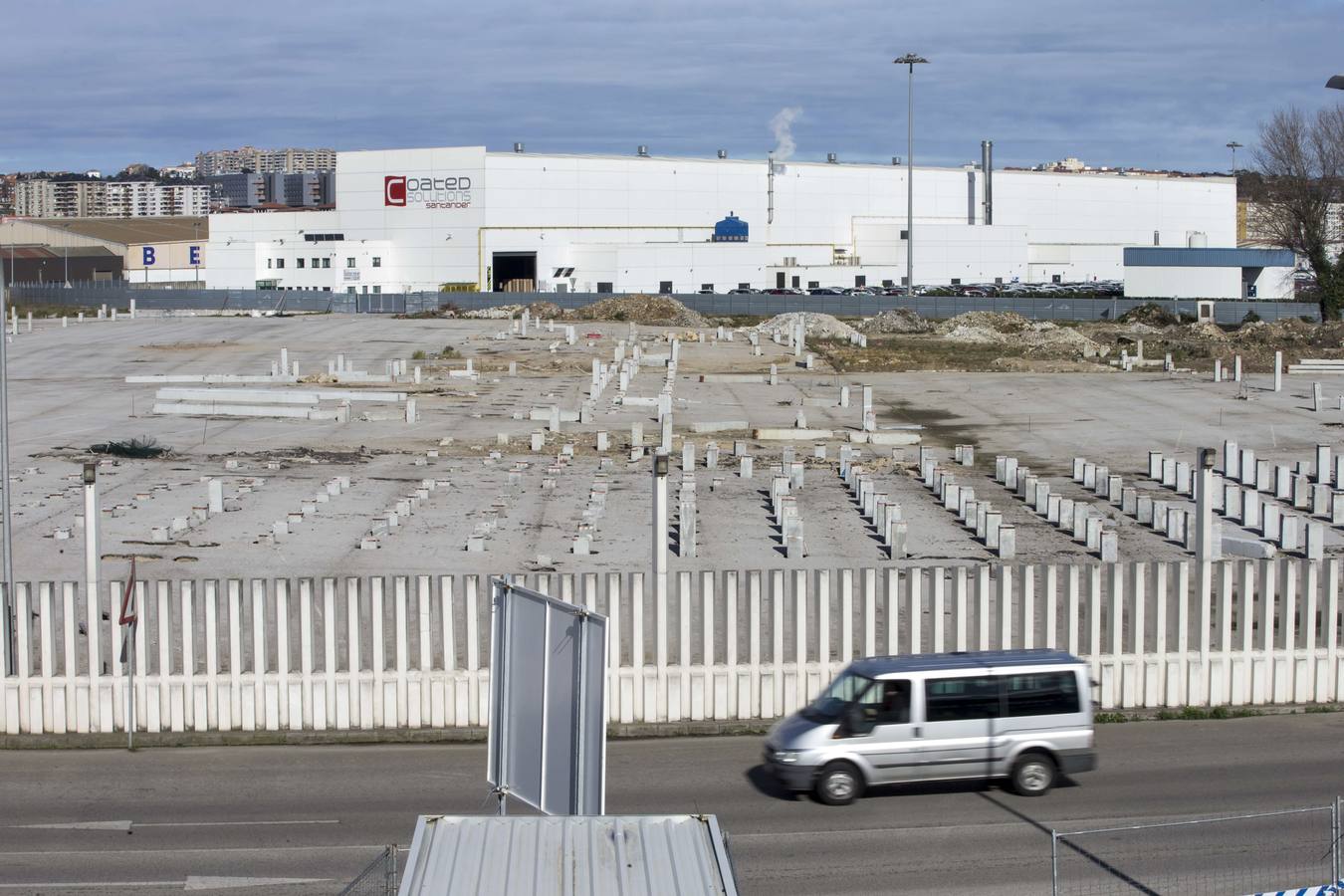 La parcela donde Santander Coated iba a desarrollar su ampliación está actualmente abandonada.