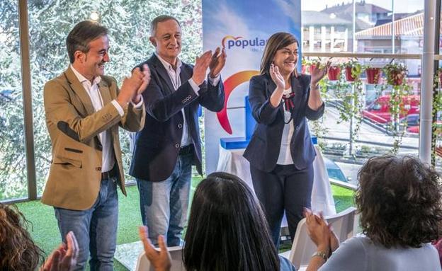 Movellán, a la izquierda, y Buruaga, derecha, durante la presentación de Amancio Bárcena como candidato a la Alcaldía de Camargo. 