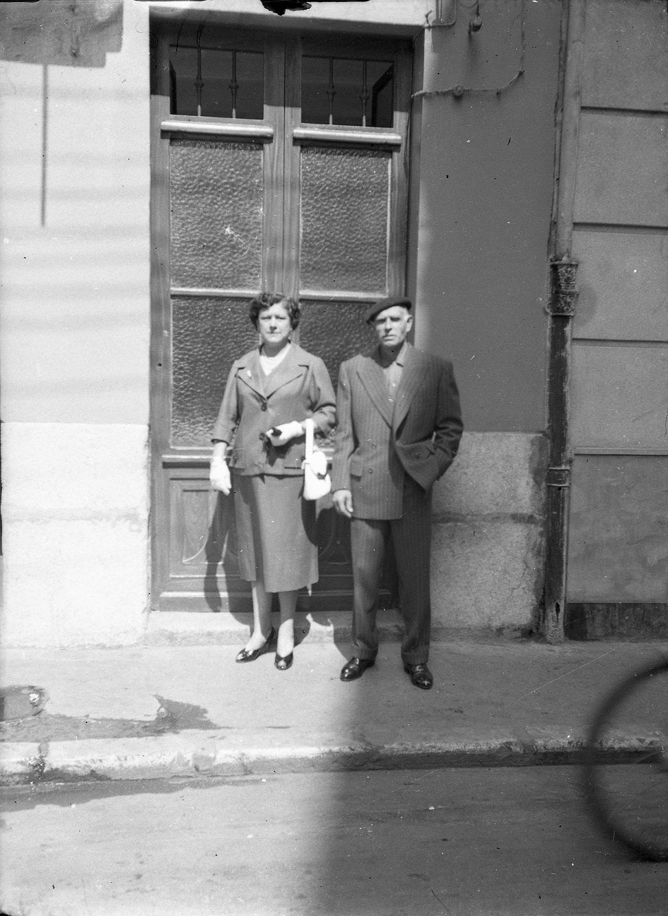 Vitorina y Santos eran trabajadores del teatro y en la imagen posan en la puerta de entrada.