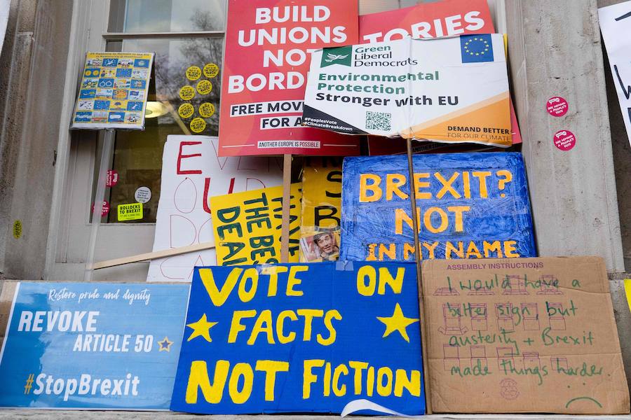 Un millón de británicos, según los organizadores, procedentes de las islas escocesas, de Bristol, Mánchester o Leeds se han manifestado por el centro de Londres para exigir que se celebre un segundo referéndum sobre el 'Brexit'.