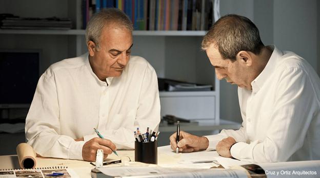 Antonio Cruz, 70 años, y Antonio Ortiz, 71, en su estudio sevillano. Ambos trabajan en la transformación del Banco Mercantil (antiguo edificio Banesto), dentro del proyecto Pereda.