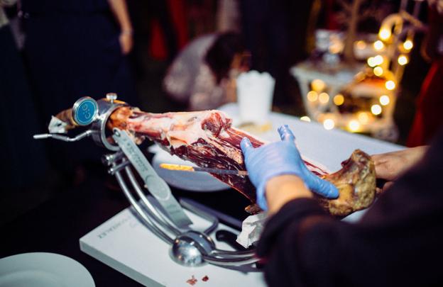 Cortador de jamón en la boda de Elena y Héctor.