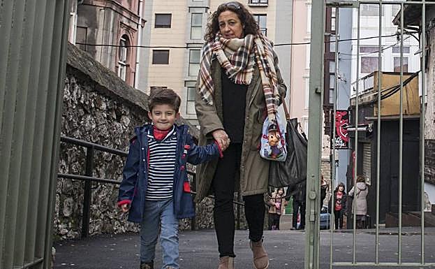 El niño llega al colegio con su madre. Desde la primera semana quiso quedarse en el comedor y aprovechar todo el tiempo posible con sus nuevos amigos.