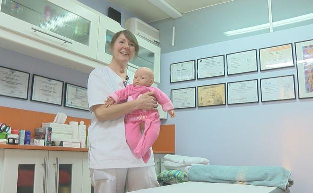 Manuela Otero con Laura, la muñeca que emplea para las simulaciones de masajes a bebés.