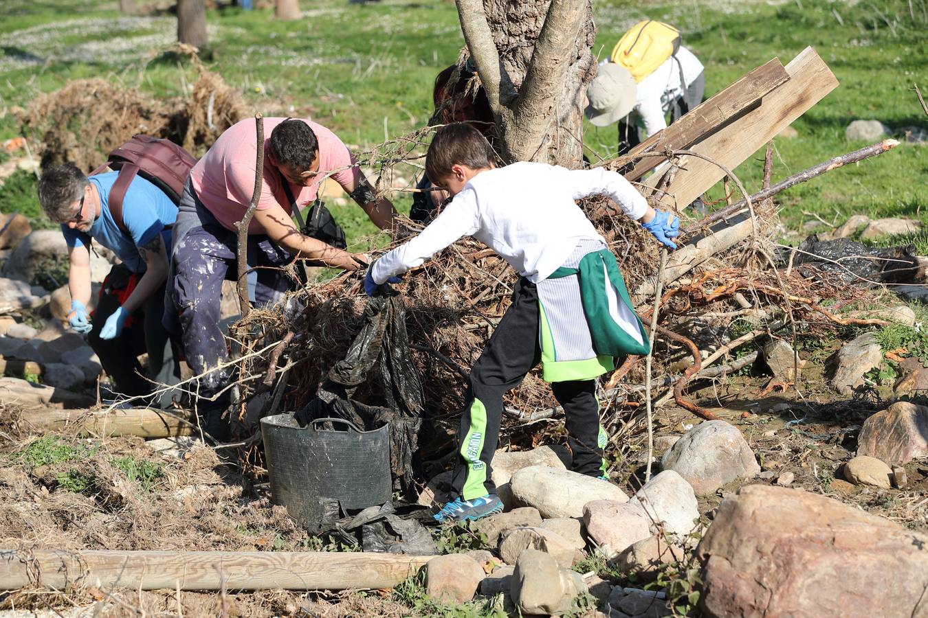 Fotos: Los voluntarios retiran plástico y limpian del río Saja