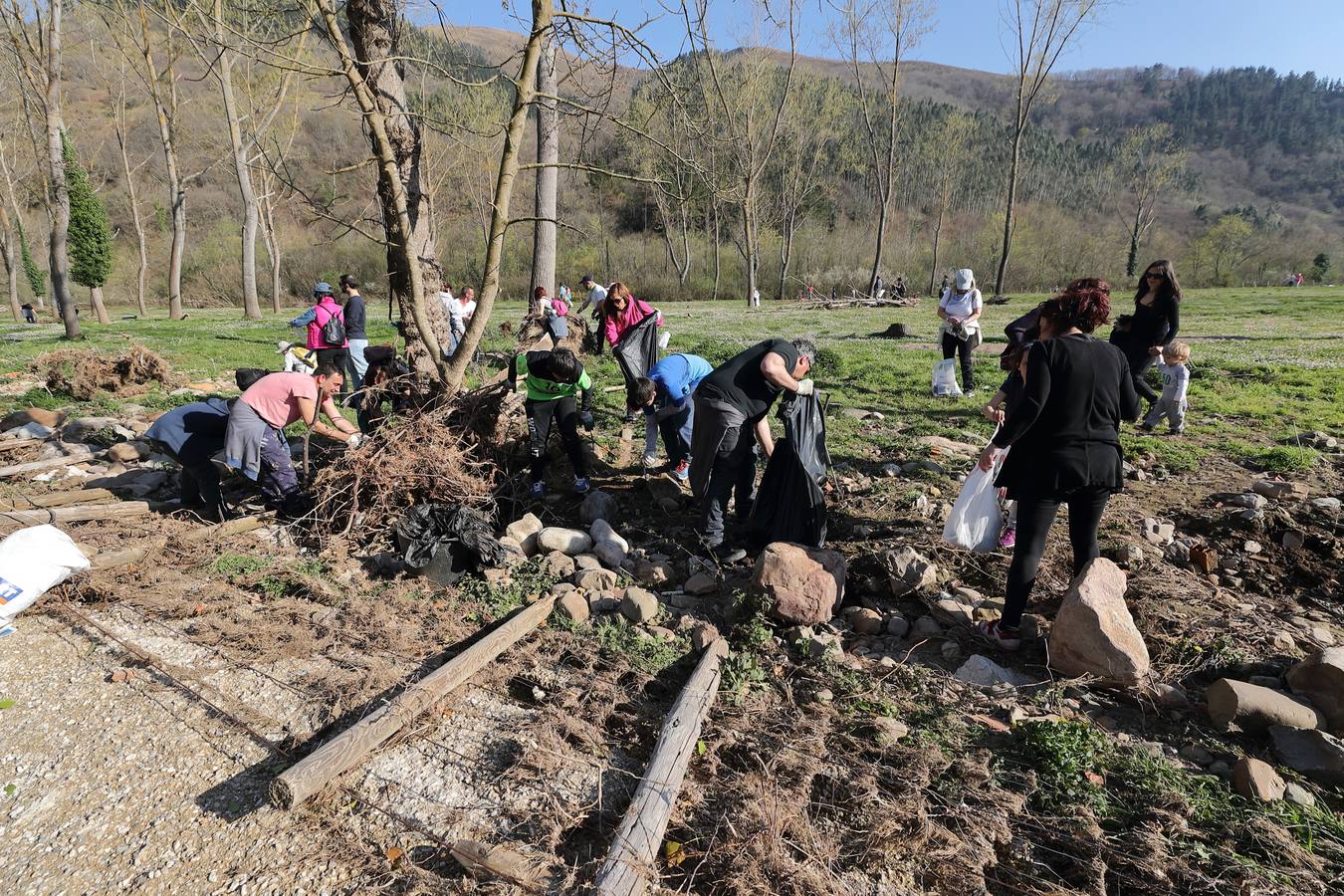 Fotos: Los voluntarios retiran plástico y limpian del río Saja