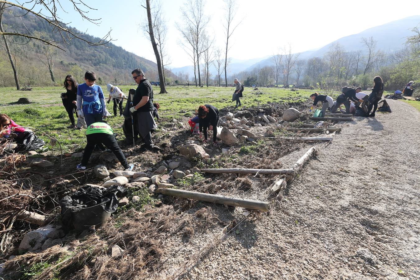 Fotos: Los voluntarios retiran plástico y limpian del río Saja