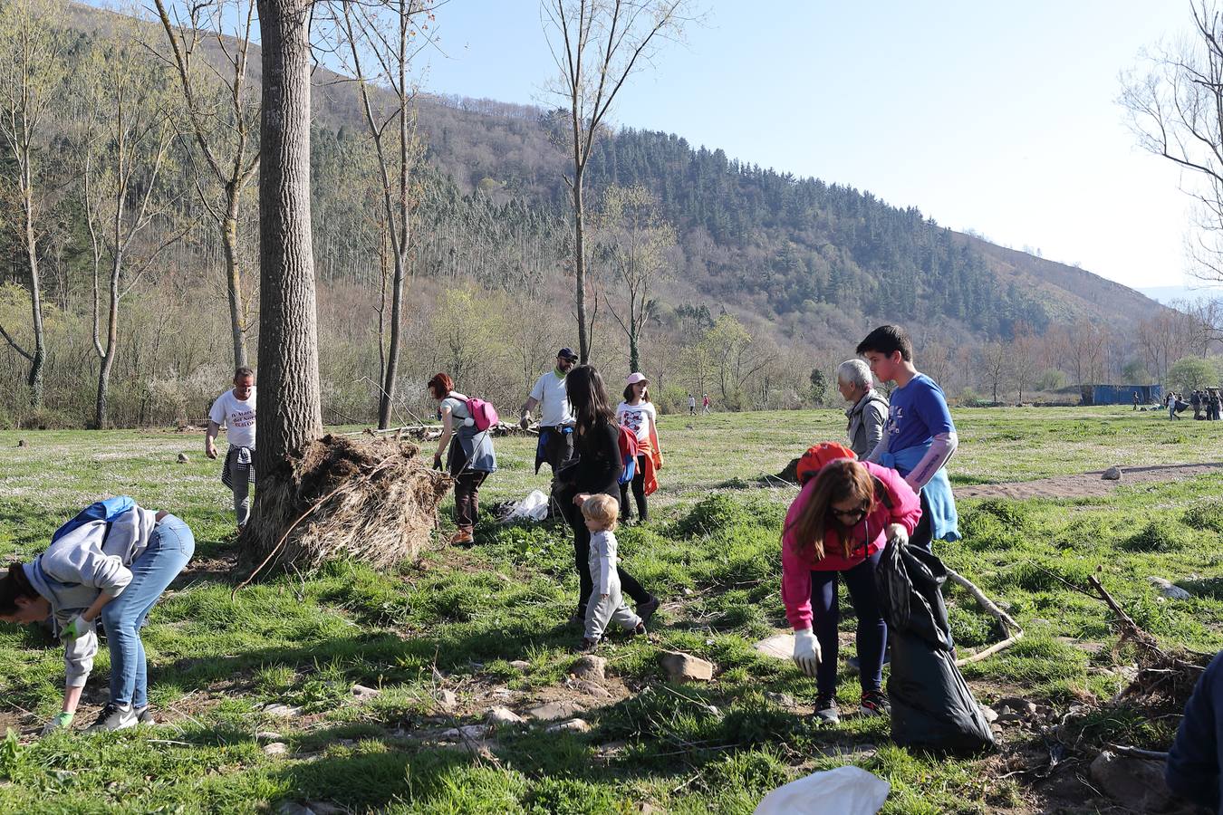 Fotos: Los voluntarios retiran plástico y limpian del río Saja