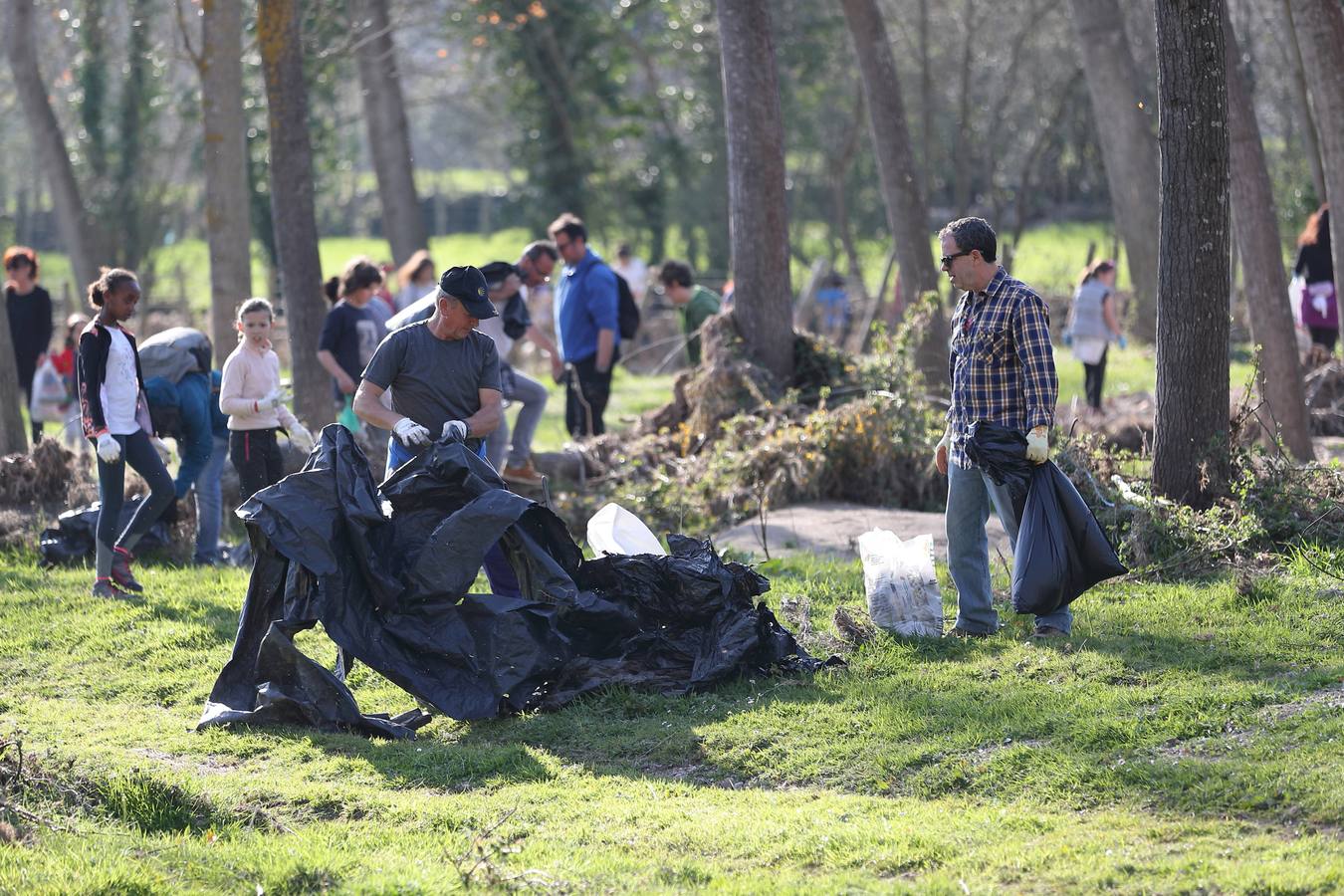 Fotos: Los voluntarios retiran plástico y limpian del río Saja