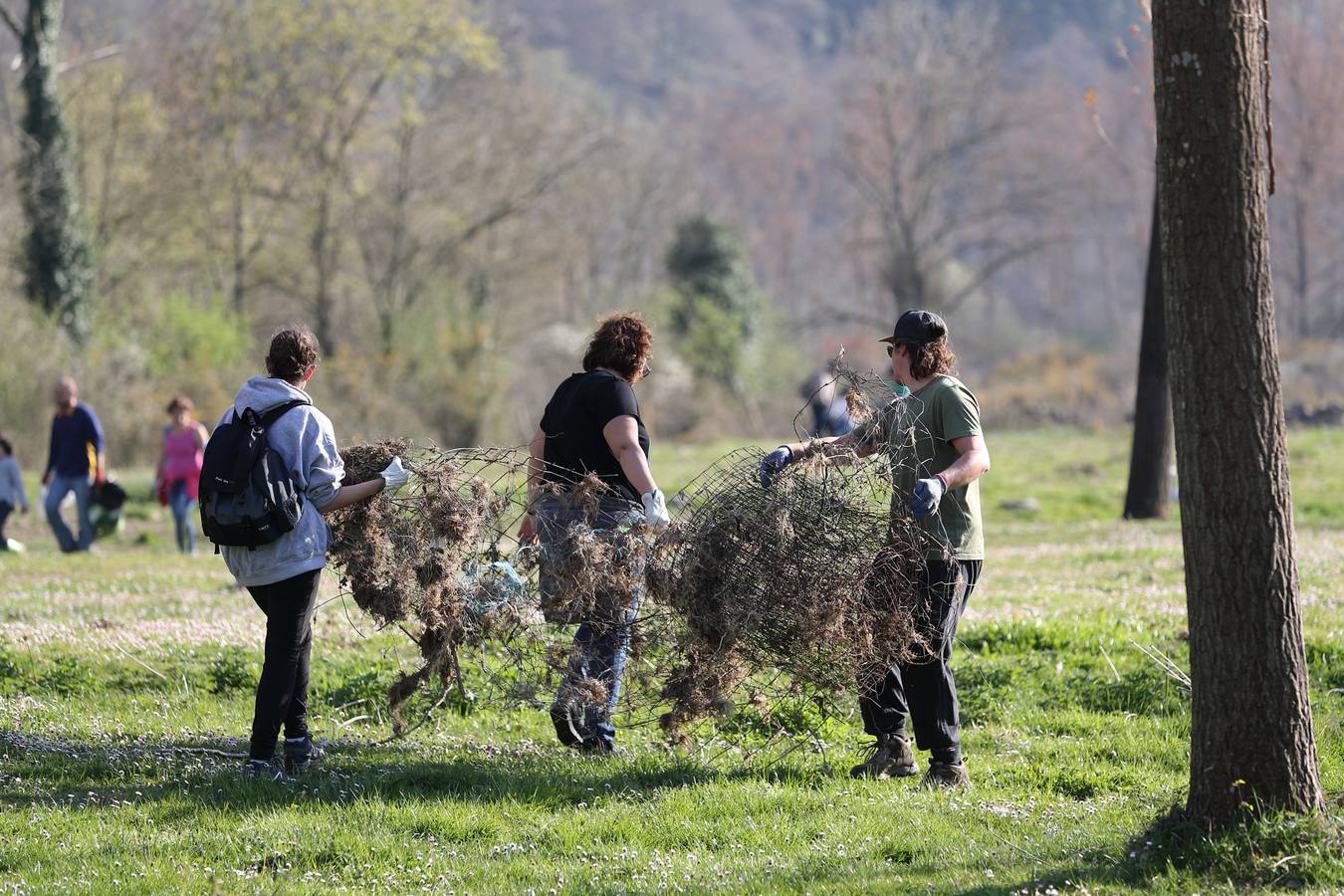 Fotos: Los voluntarios retiran plástico y limpian del río Saja