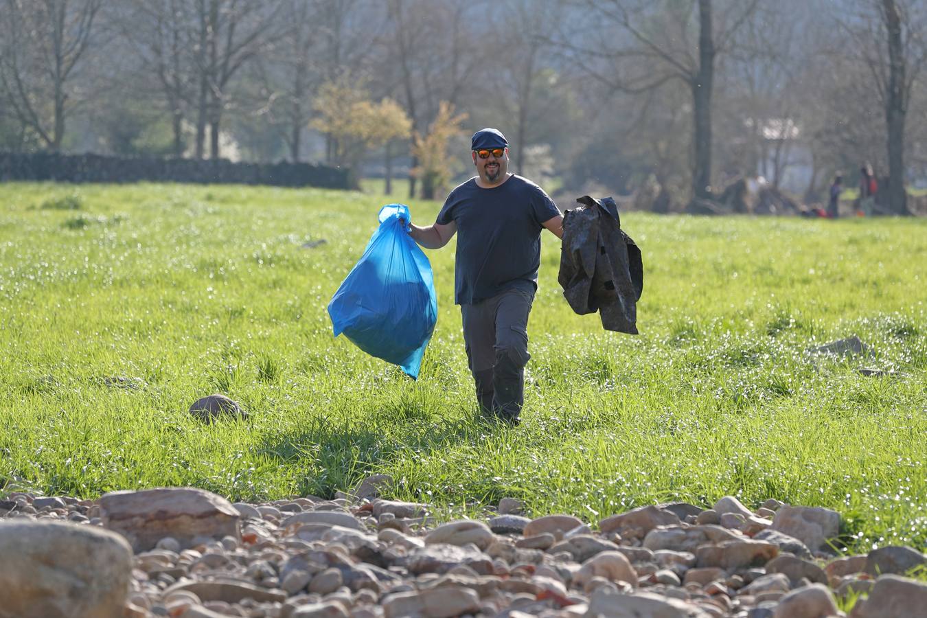 Fotos: Los voluntarios retiran plástico y limpian del río Saja