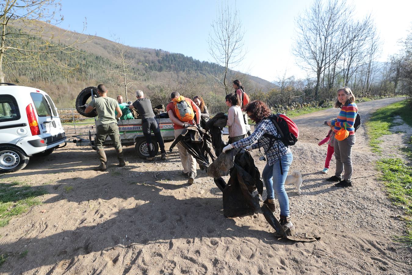 Fotos: Los voluntarios retiran plástico y limpian del río Saja