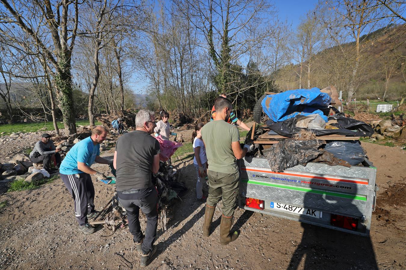 Fotos: Los voluntarios retiran plástico y limpian del río Saja