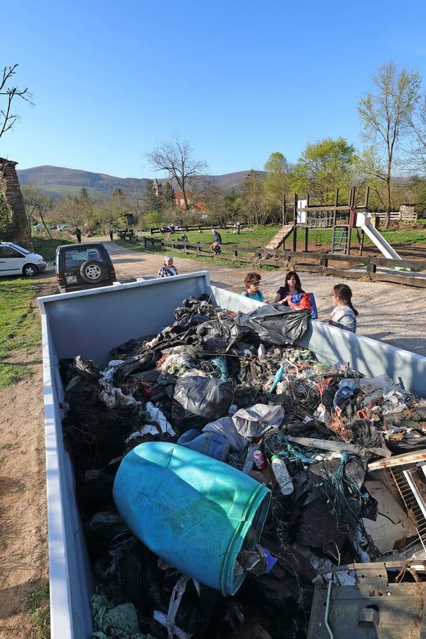 Fotos: Los voluntarios retiran plástico y limpian del río Saja