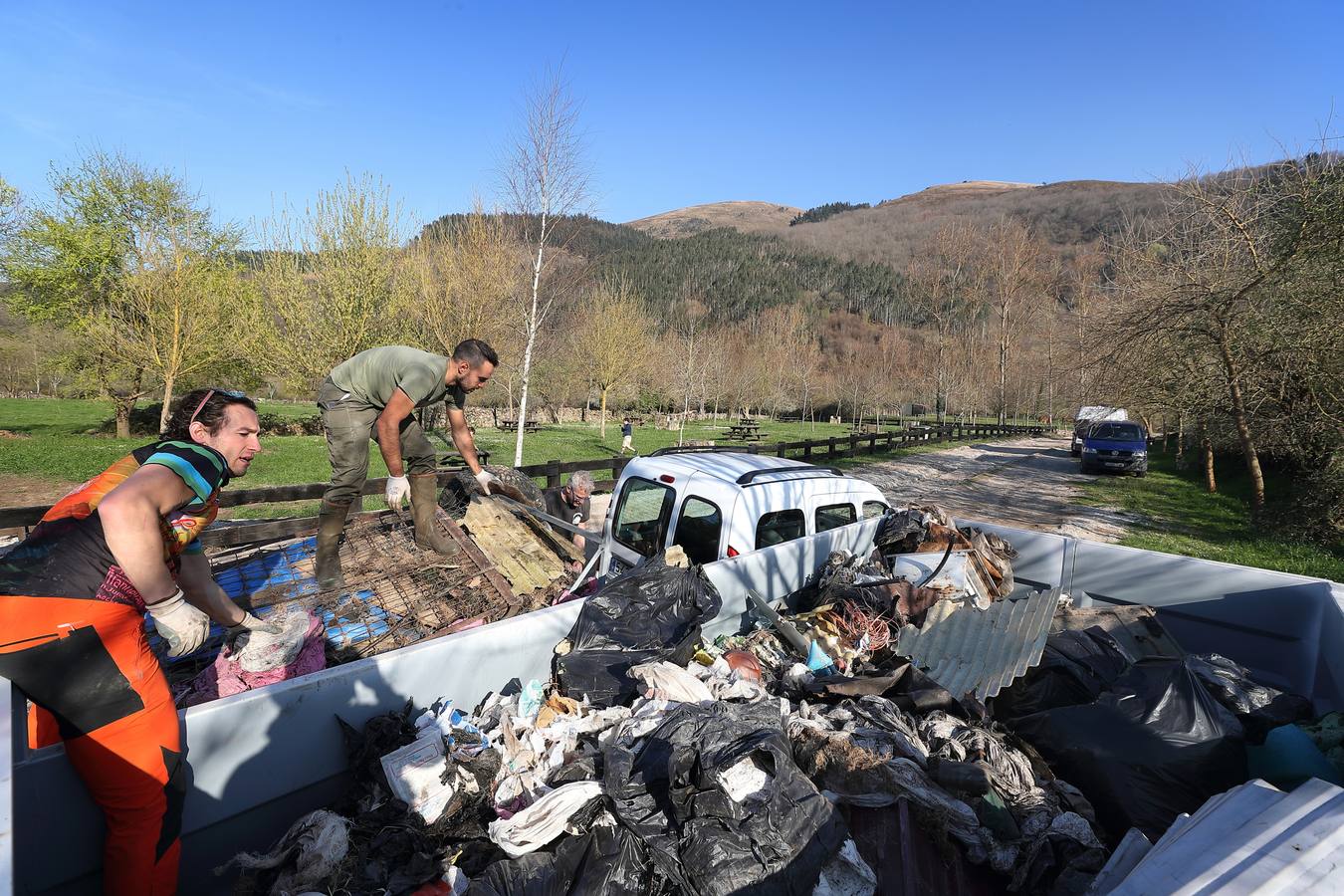 Fotos: Los voluntarios retiran plástico y limpian del río Saja