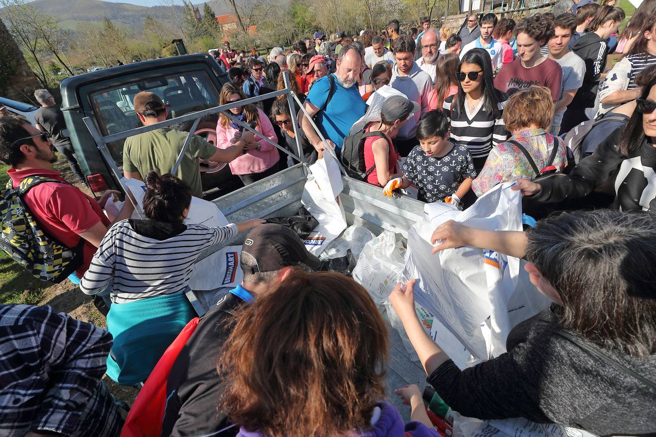 Fotos: Los voluntarios retiran plástico y limpian del río Saja