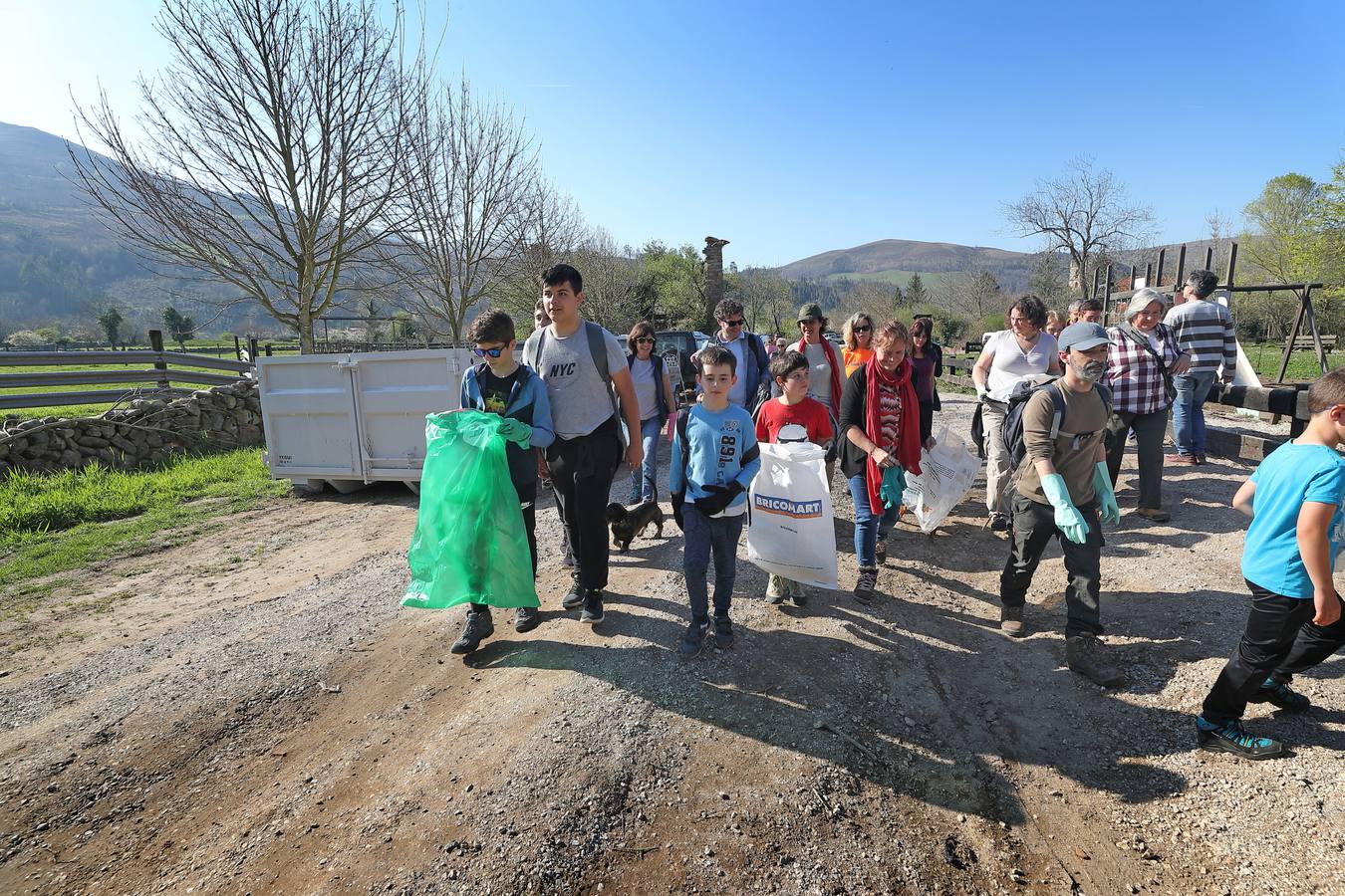 Fotos: Los voluntarios retiran plástico y limpian del río Saja