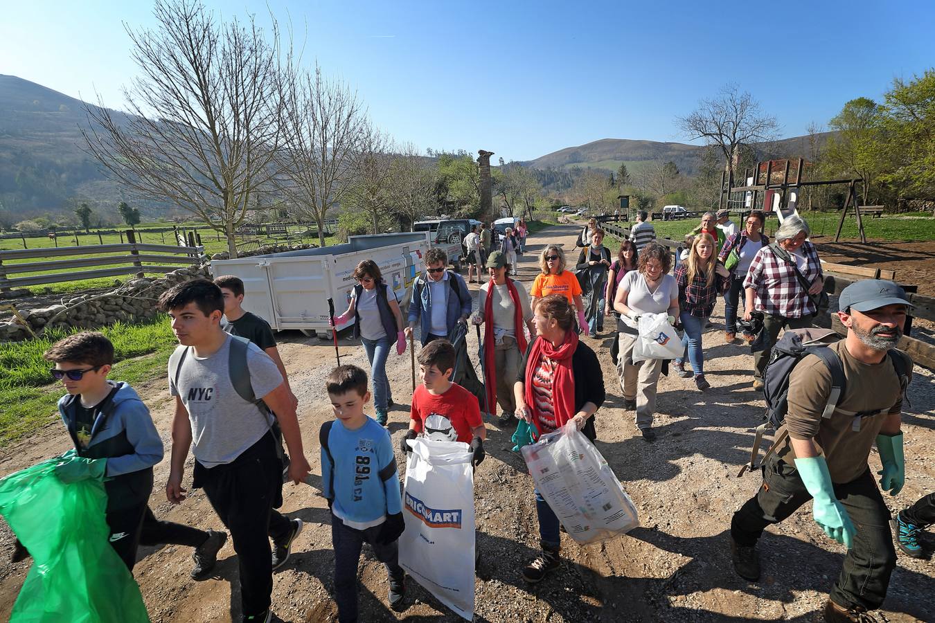 Fotos: Los voluntarios retiran plástico y limpian del río Saja