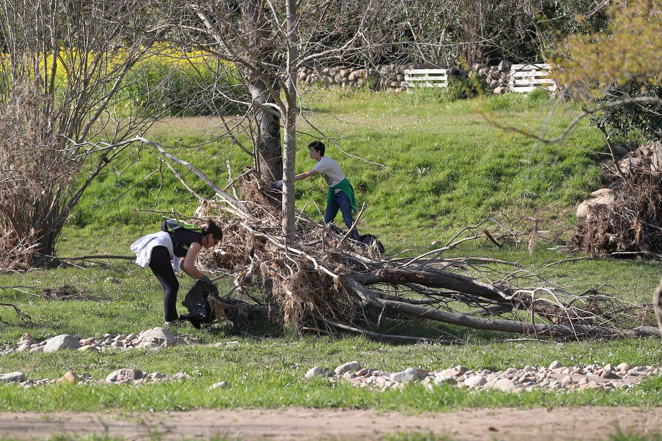 Fotos: Los voluntarios retiran plástico y limpian del río Saja