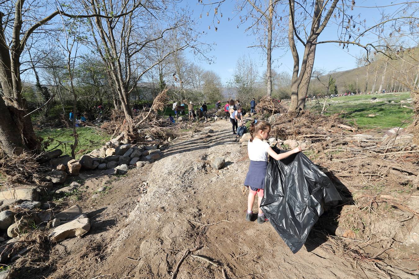 Fotos: Los voluntarios retiran plástico y limpian del río Saja