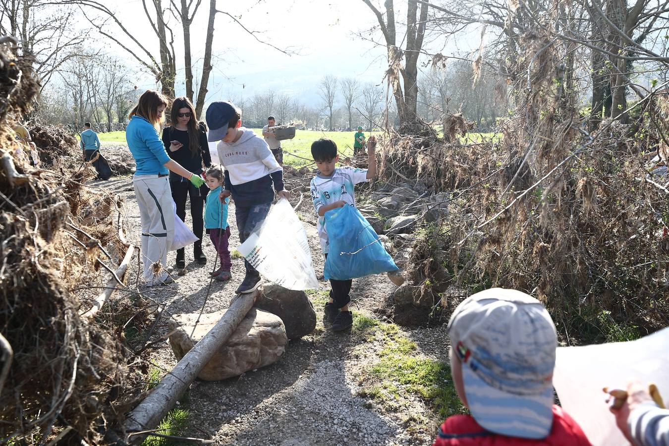 Fotos: Los voluntarios retiran plástico y limpian del río Saja