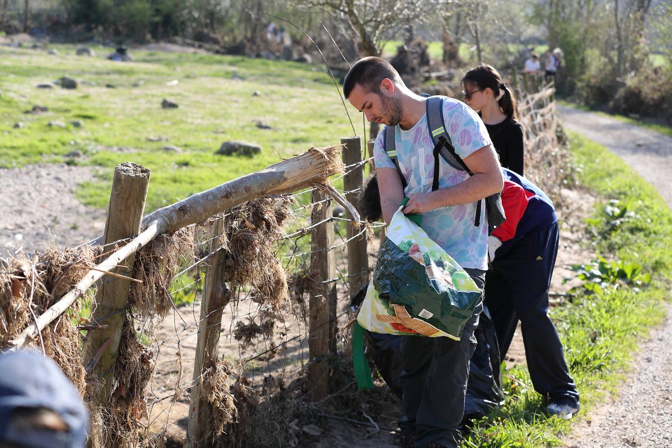 Fotos: Los voluntarios retiran plástico y limpian del río Saja