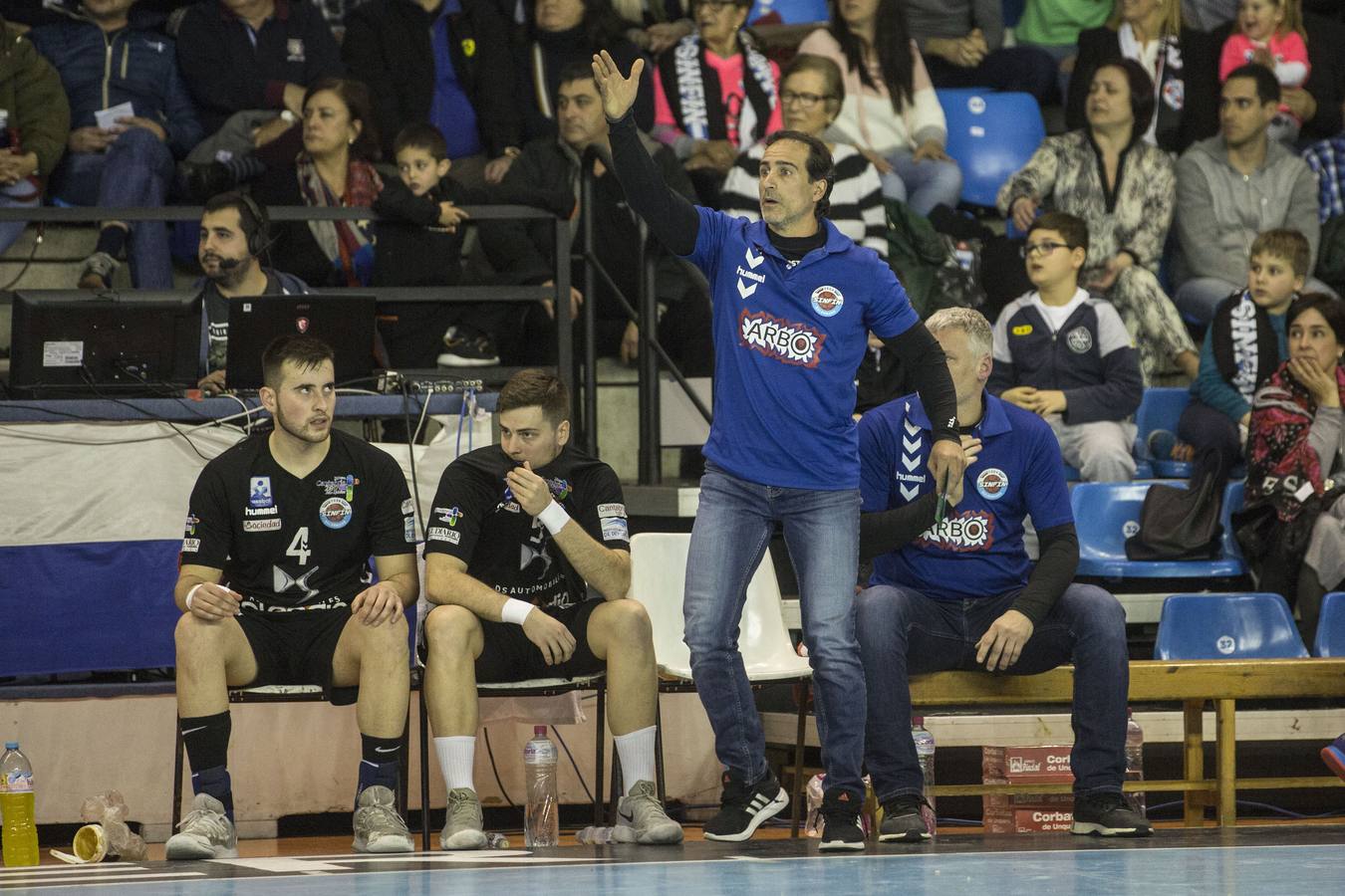 Rodrigo Reñones, de pie, da indicaciones al equipo en un partido.