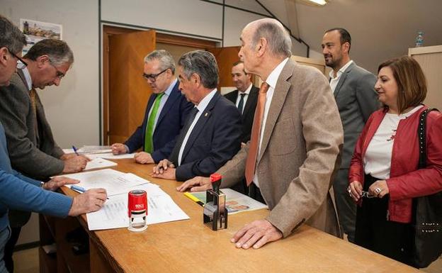 En primer término, Pedro Hernando, Miguel Revilla, José María Mazón y Rosa Valdés, registrando las candidaturas del PRC.