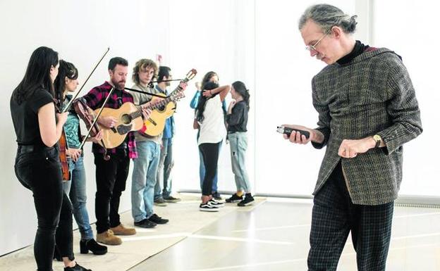 Martín Creed, ayer, en el arranque del taller que imparte en el edificio de Renzo Piano. 