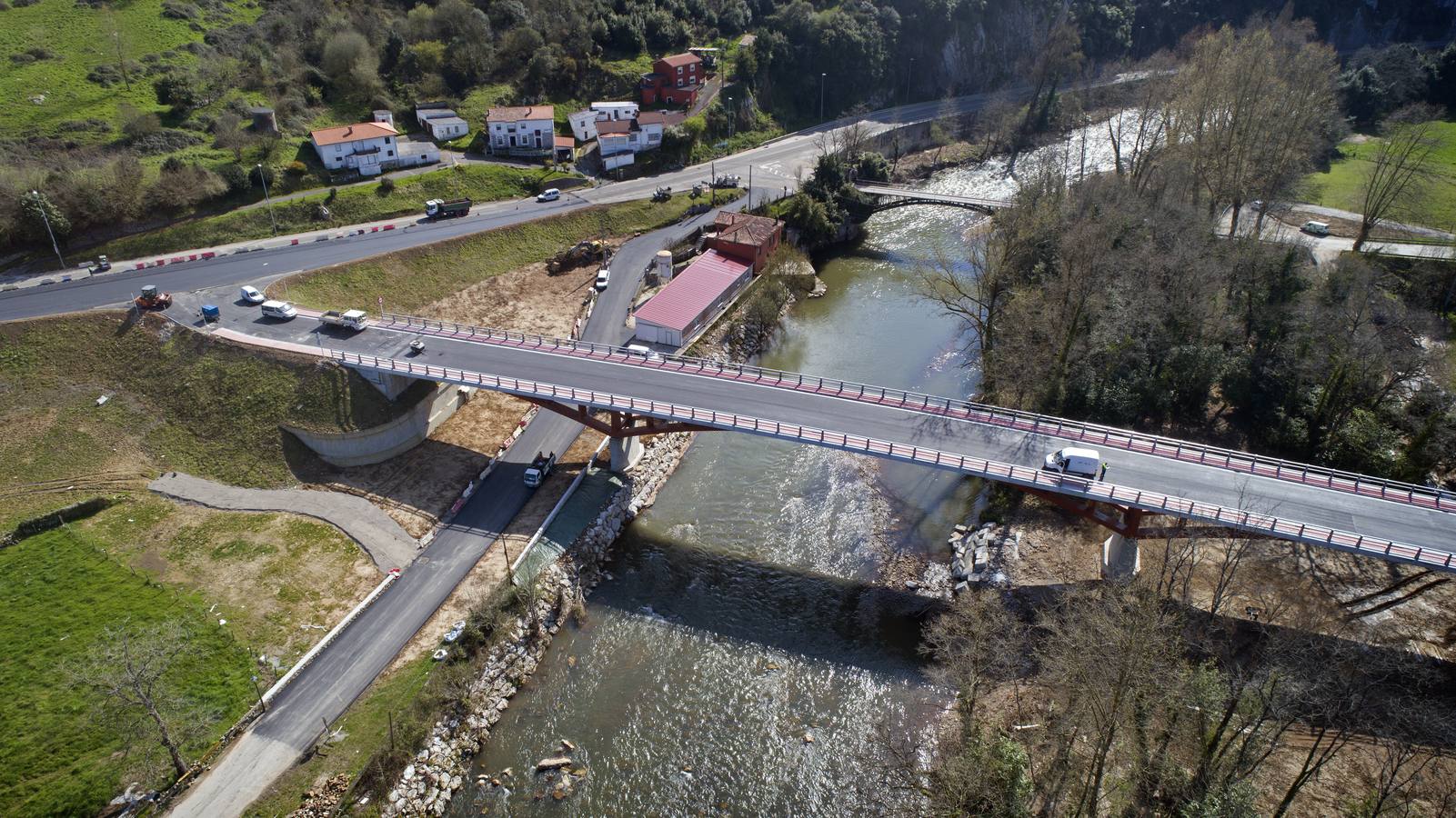 Tras cinco años de espera, Reocín y Alfóz de Lloredo estrenan hoy un viaducto esperado durante cinco años que ha costado 3,8 millones de euros.