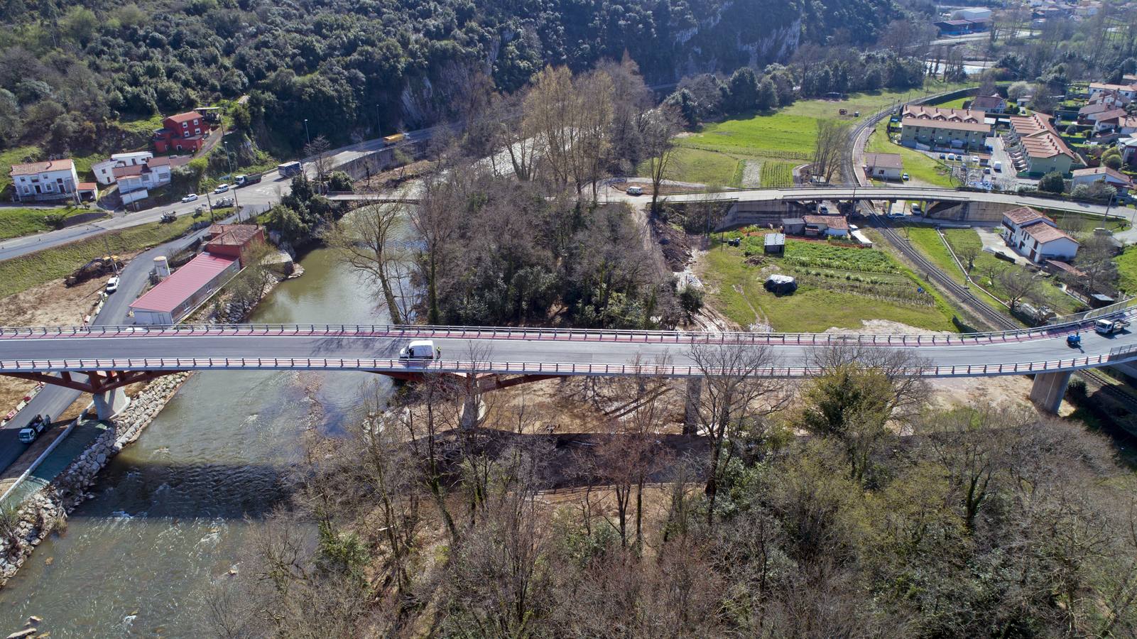 Tras cinco años de espera, Reocín y Alfóz de Lloredo estrenan hoy un viaducto esperado durante cinco años que ha costado 3,8 millones de euros.