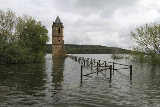 La pasarela se encuentra en estos momentos anegada por las aguas del Pantano del Ebro. 