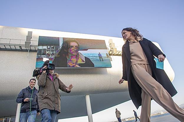 La actriz María Hervás protagonizó ayer en el Centro Botín una innovadora performance mientras su imagen se proyectaba en la pantalla exterior. 