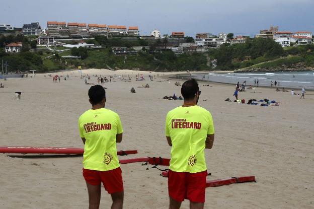 Dos socorristas vigilaban, durante el pasado verano, la playa de La Concha, en Suances.