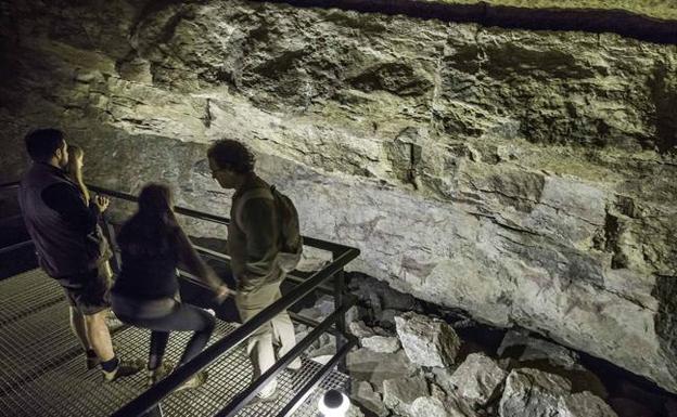 Visita al interior de la cueva camarguesa de El Pendo. 