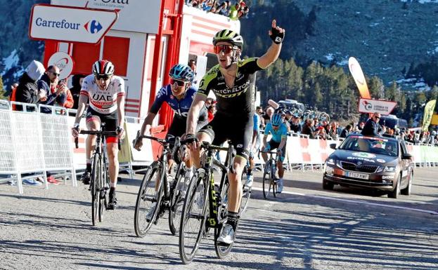 Adam Yates celebra su victoria de etapa en Vallter2000.